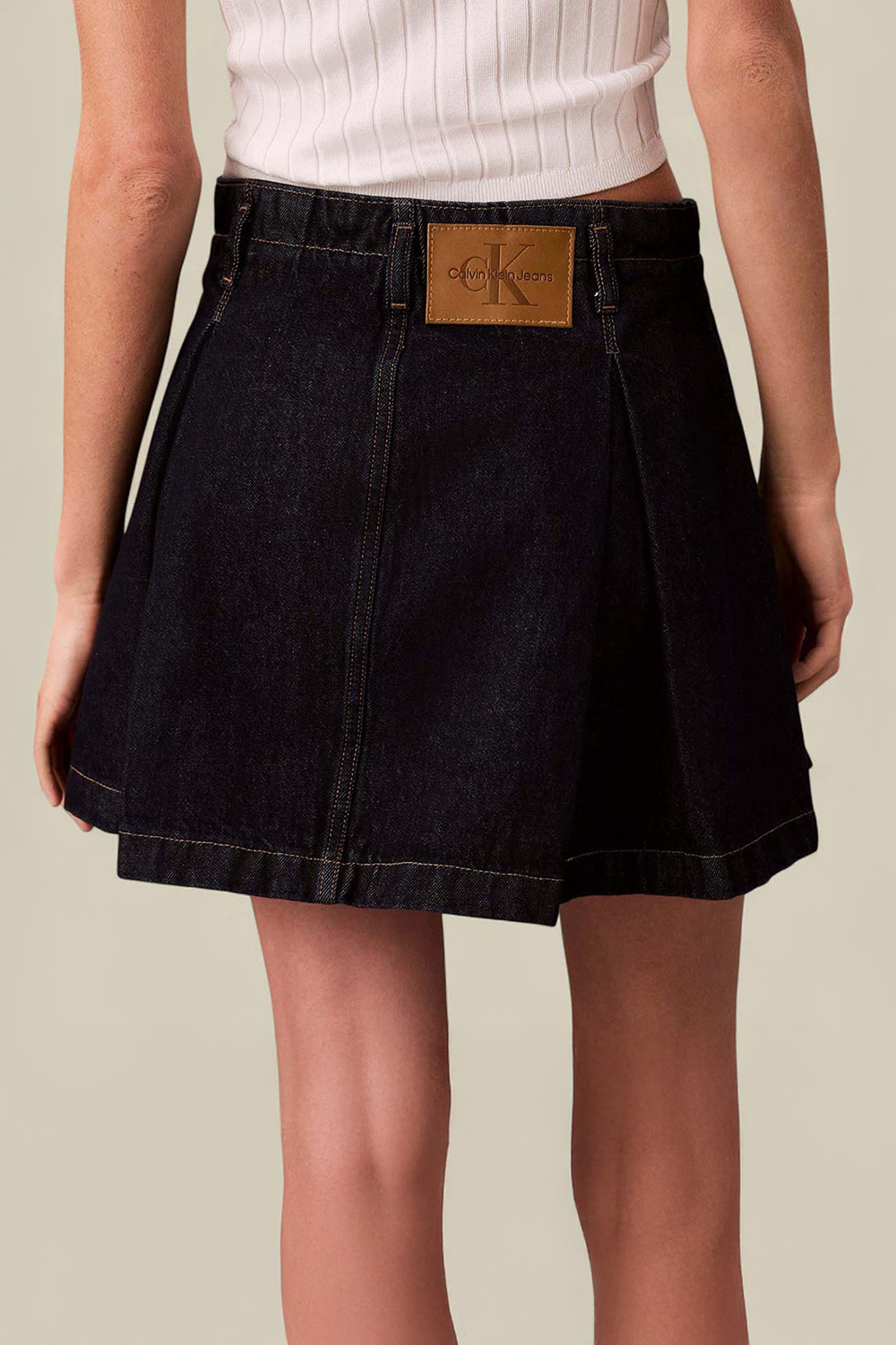 תמונת דוגמן אחורית של חצאית מיני