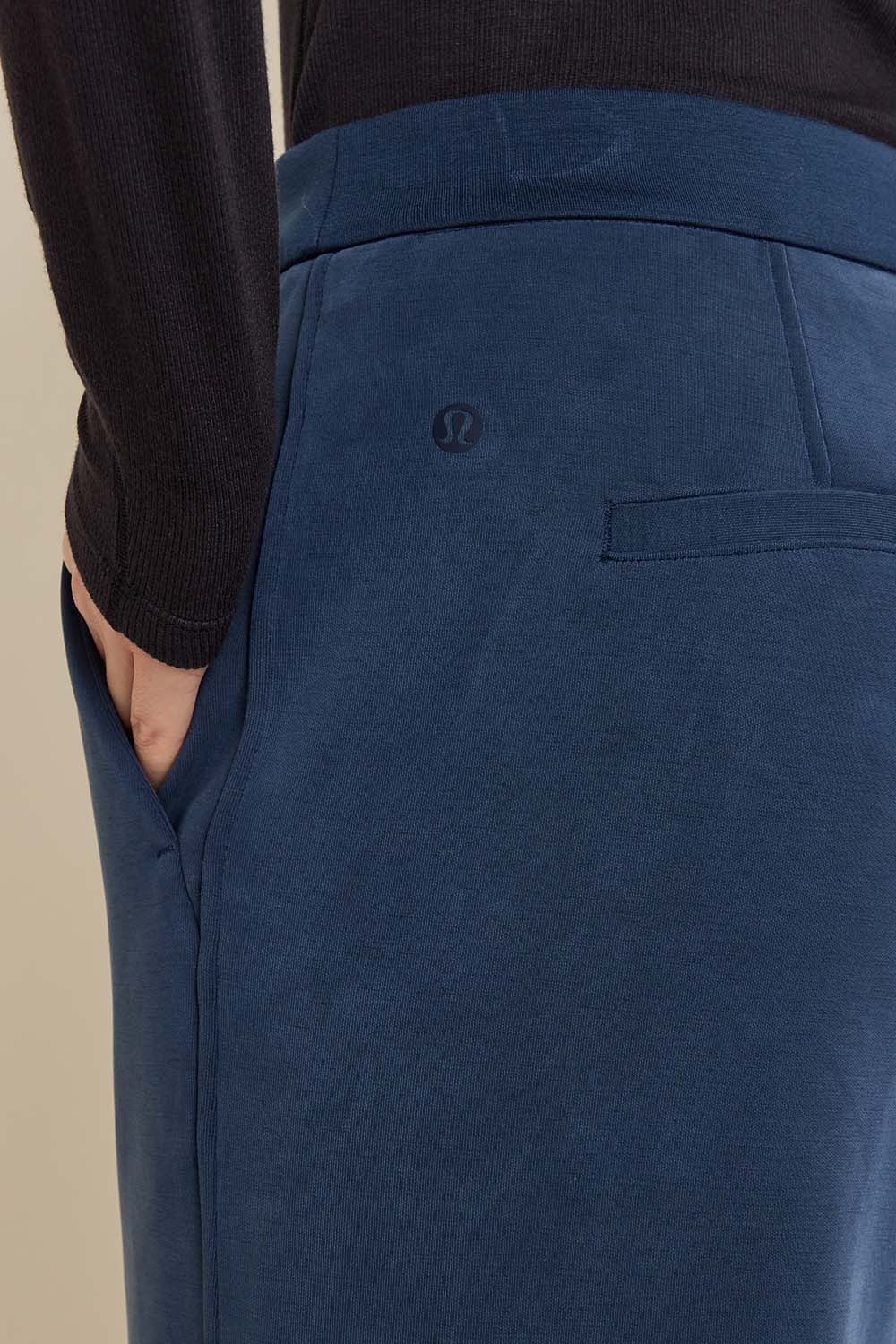 תמונת תקריב דוגמן של Softstreme Pintuck Mid-Rise Pant Regular