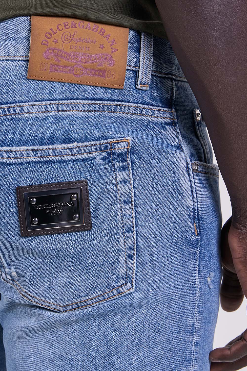 תמונת תקריב דוגמן של מכנסי ג'ינס בגזרת סקיני