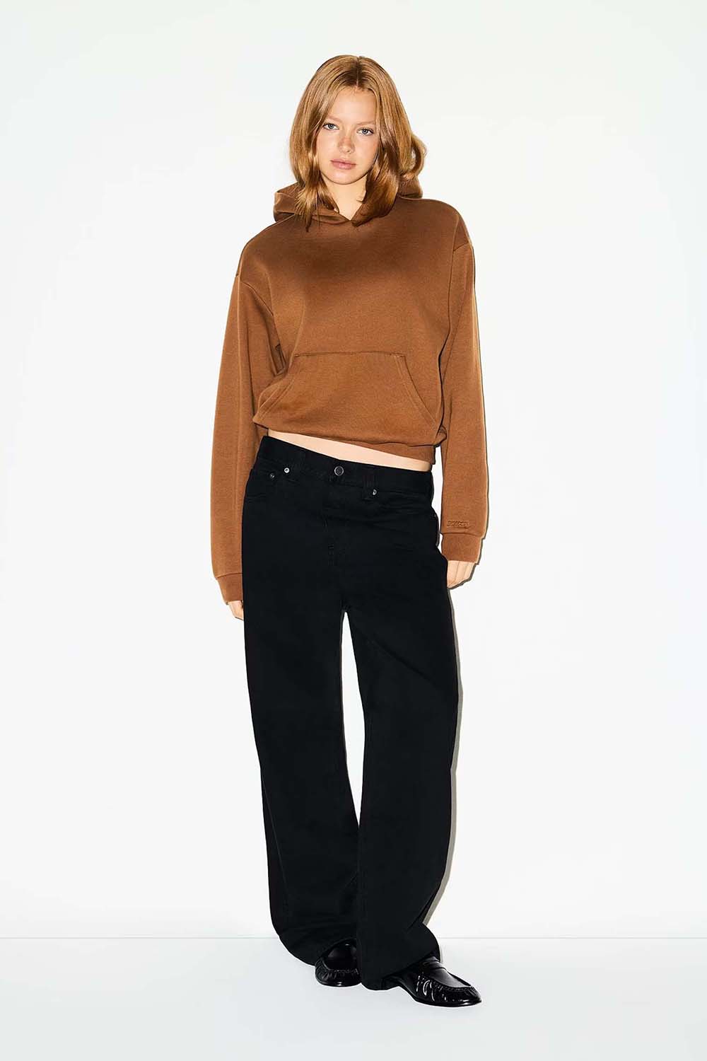 תמונת דוגמן קידמית של CLASSIC PULLOVER HOODIE