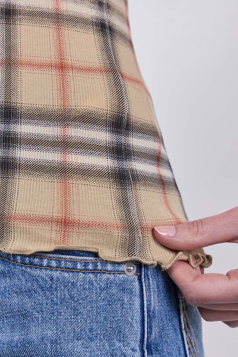 תמונת תקריב דוגמן של חולצת טי