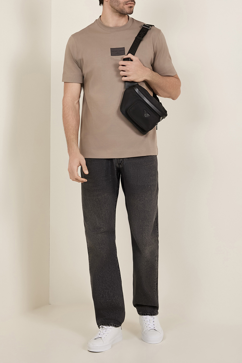 תמונת דוגמן קידמית של תיק פאוץ'