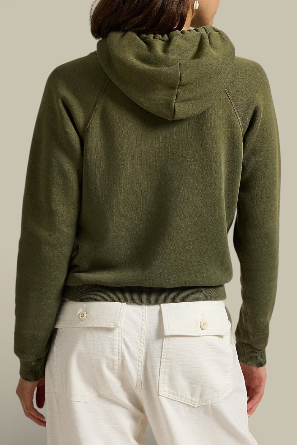 תמונת דוגמן אחורית של סווטשירט קפוצון