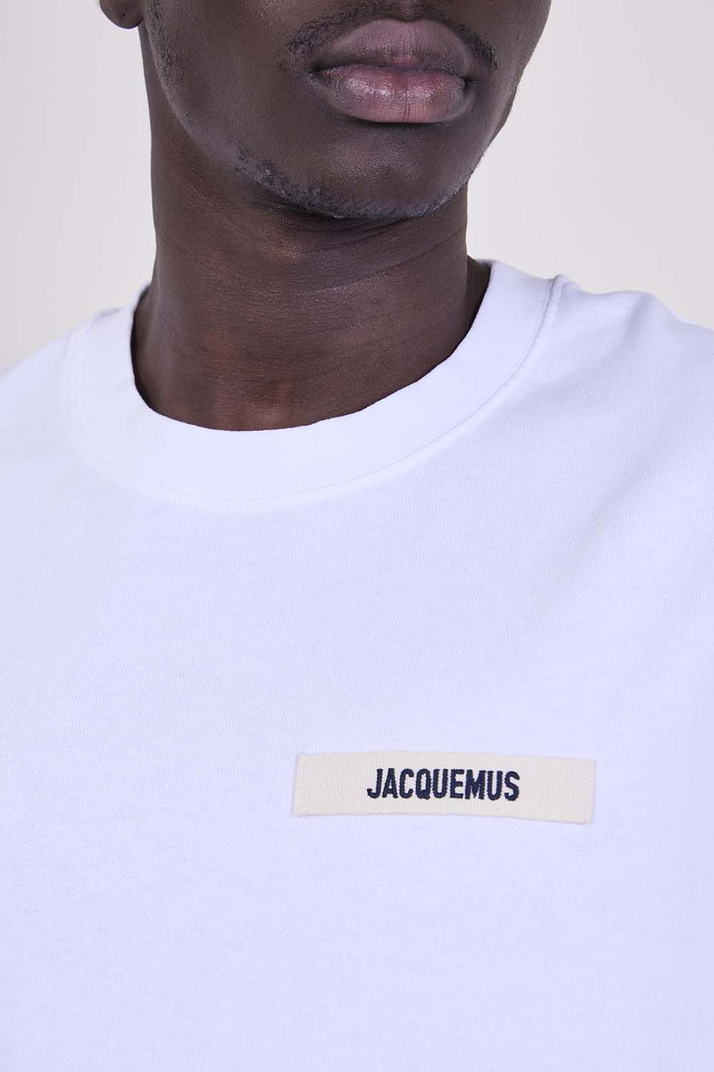 תמונת תקריב דוגמן של חולצת טי