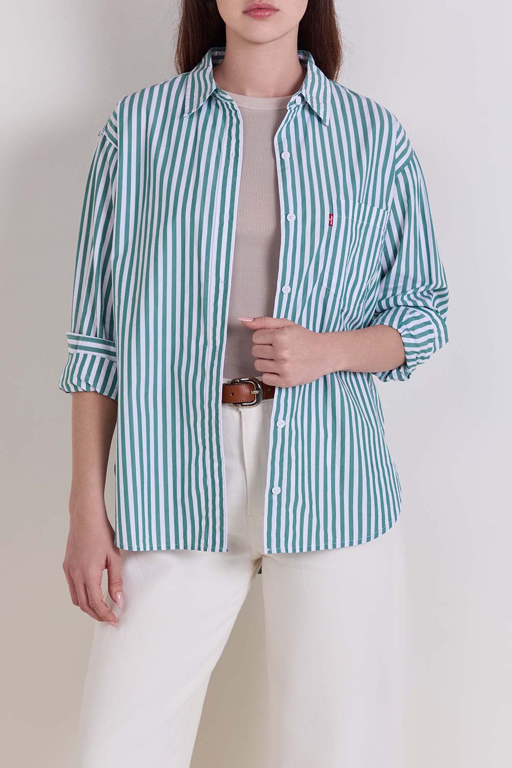 תמונת דוגמן קידמית של חולצה מכופתרת