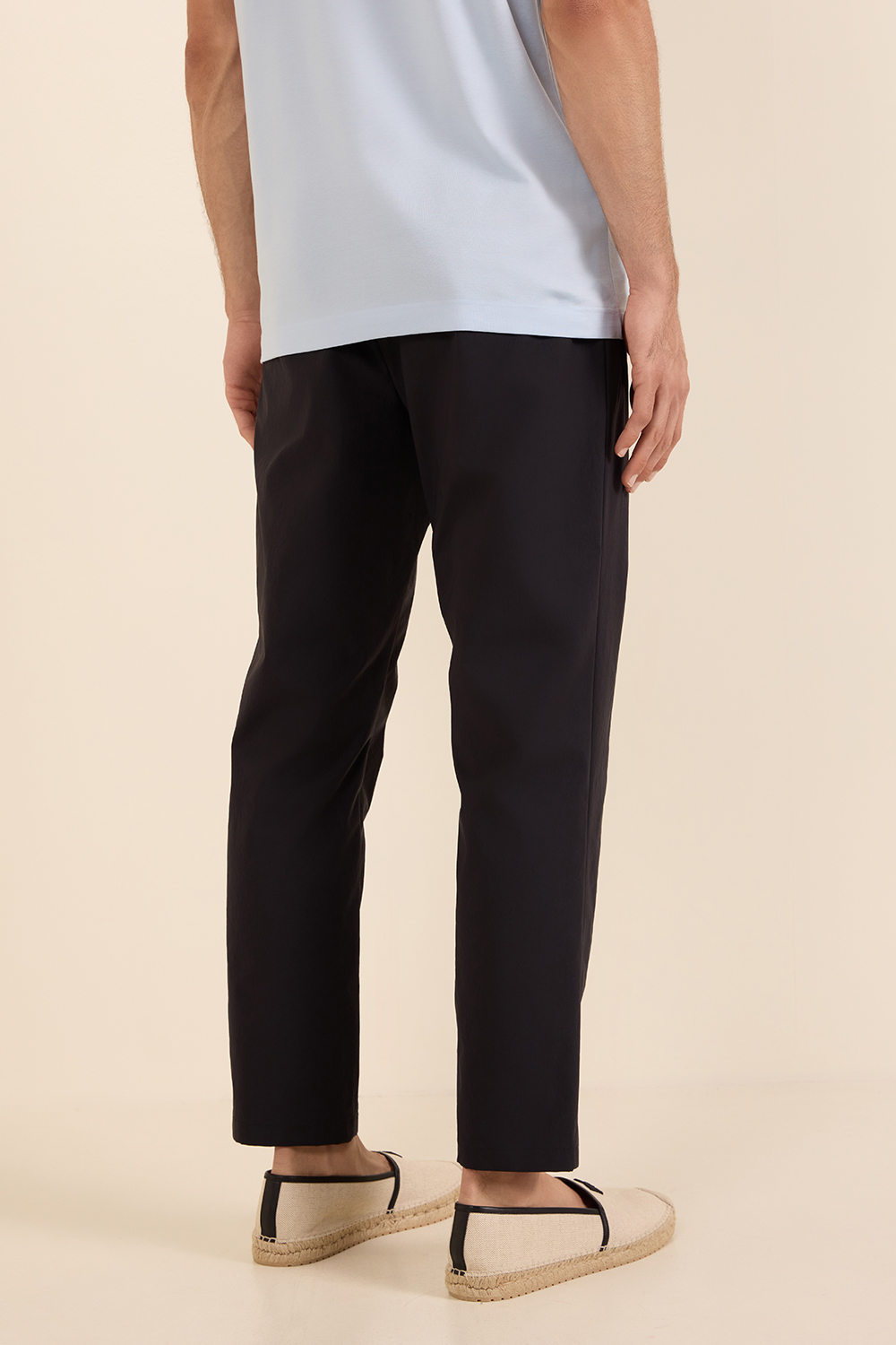 תמונת דוגמן אחורית של מכנסיים ארוכים