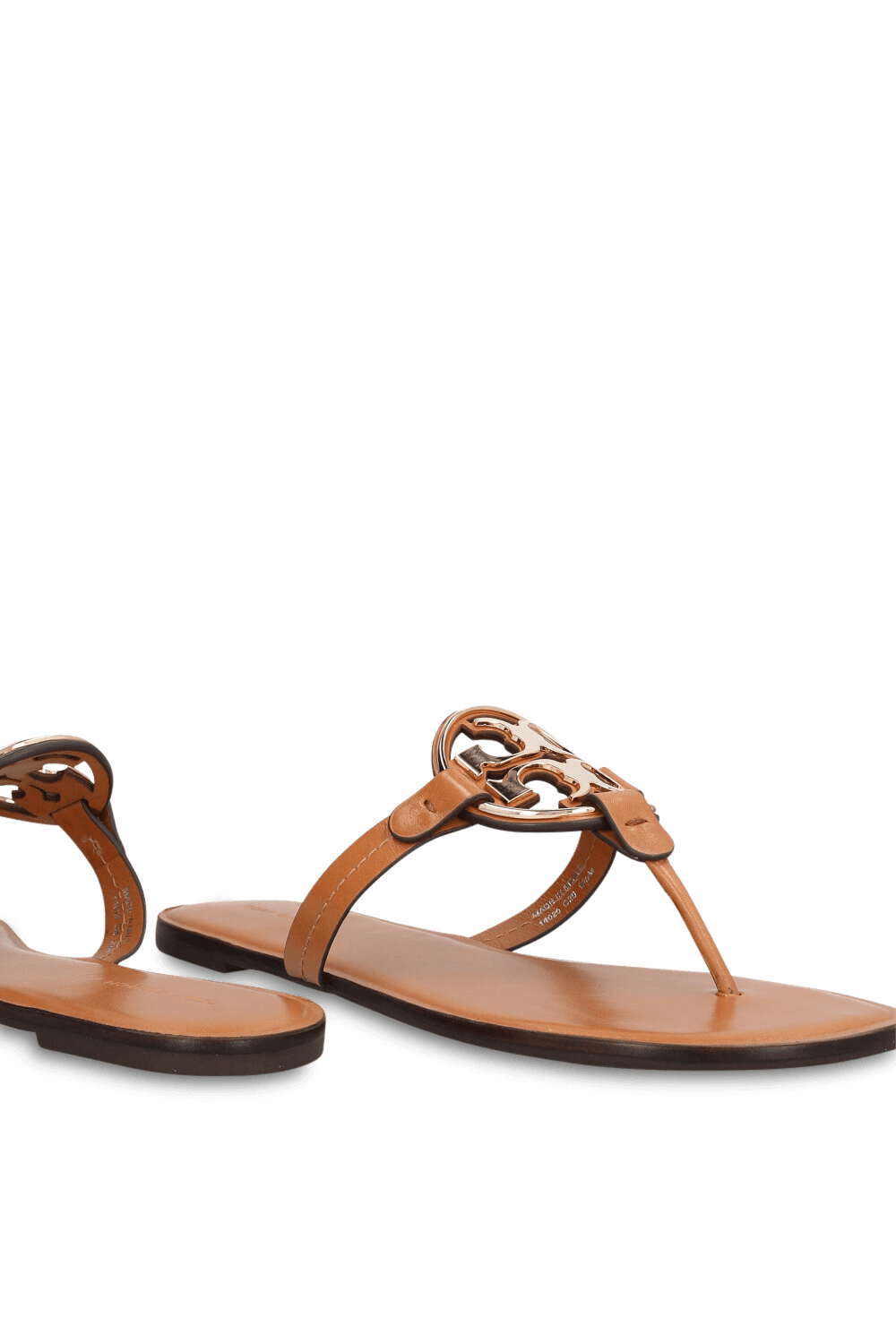 תמונת תקריב של סנדלי מילר מעור מטאלי