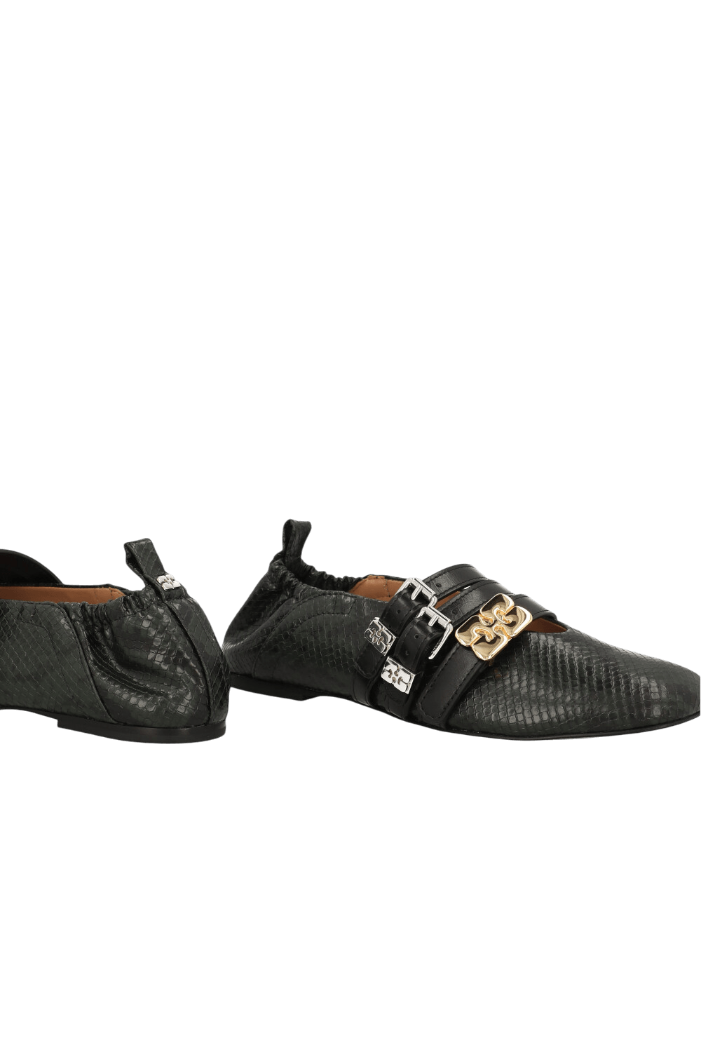 תמונת תקריב של נעלי בלרינה