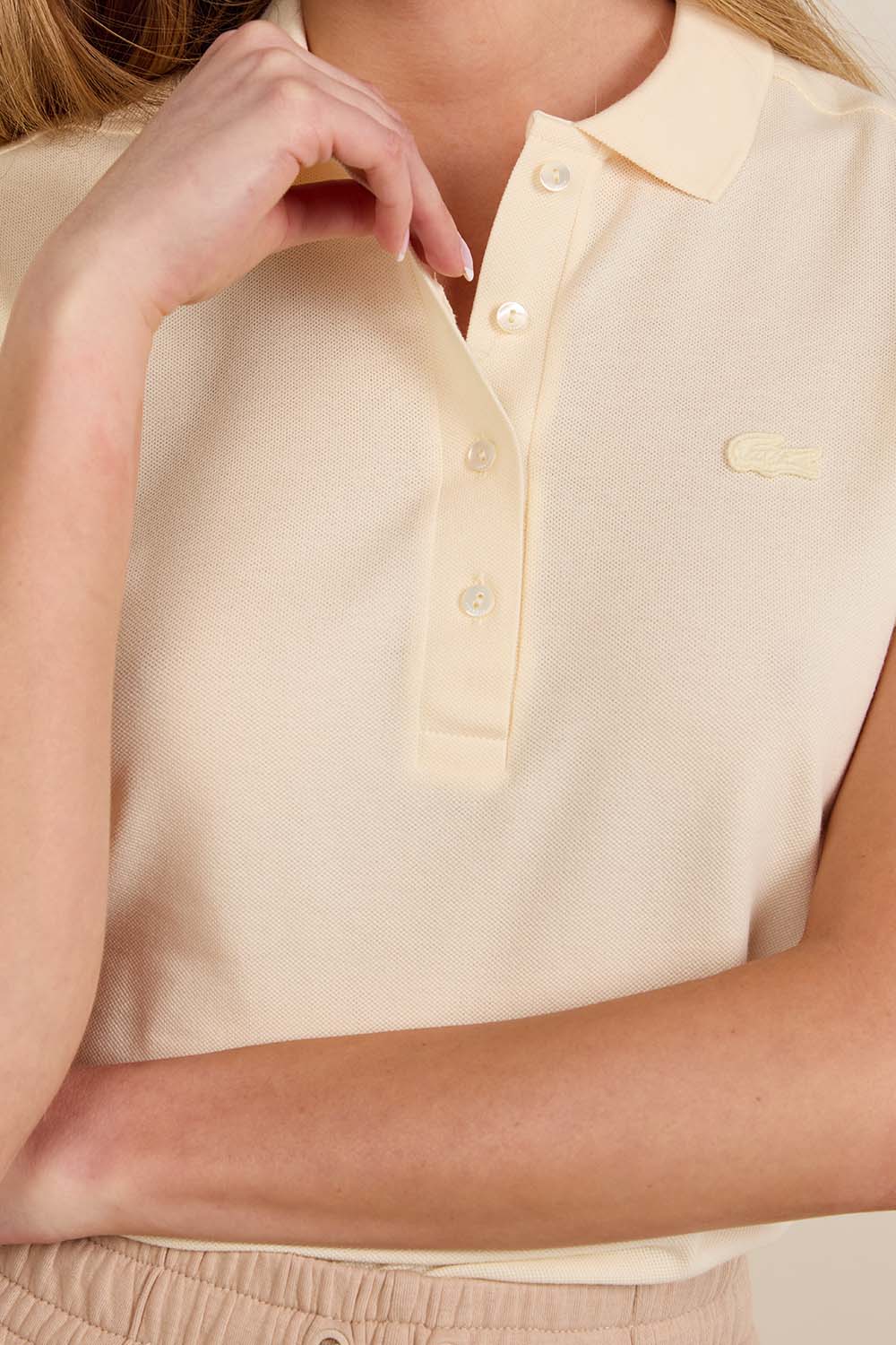 תמונת תקריב דוגמן של חולצת פולו  L.12.D