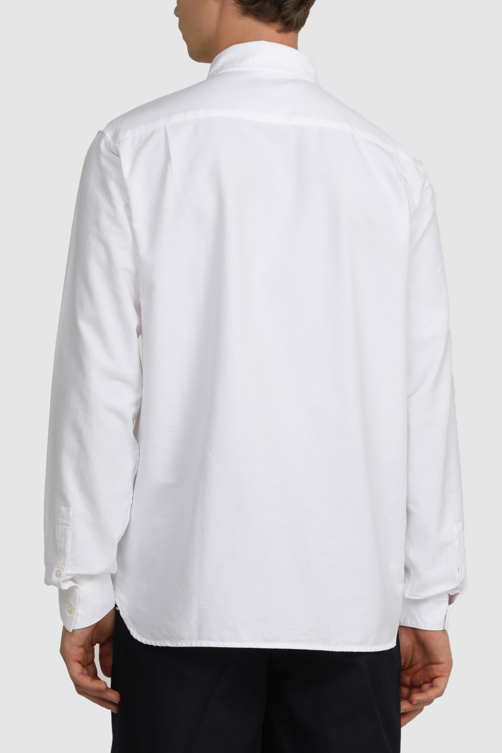 תמונת דוגמן אחורית של חולצת כפתורים אוקספורד