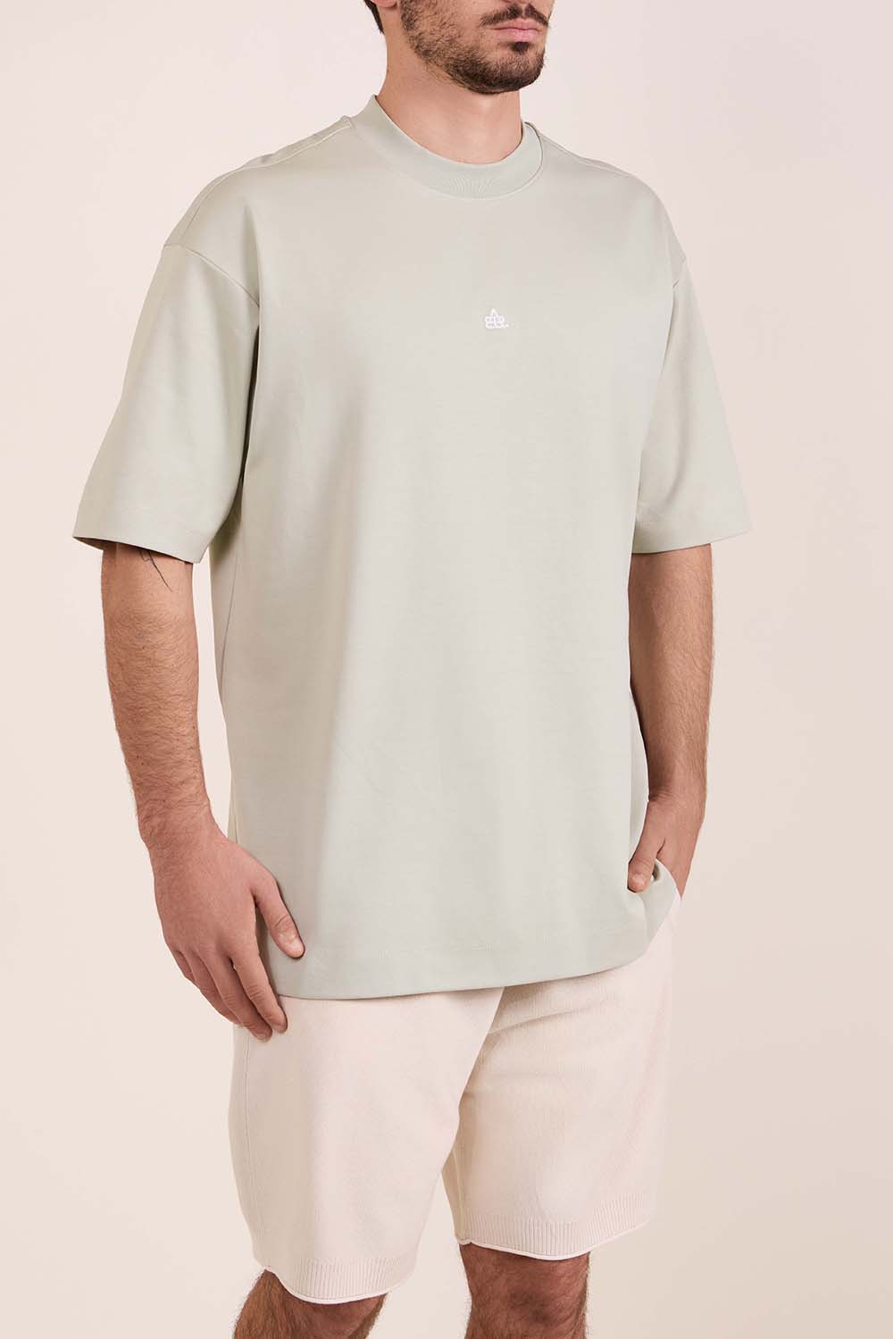 תמונת דוגמן קידמית של חולצת טי אוברסייז