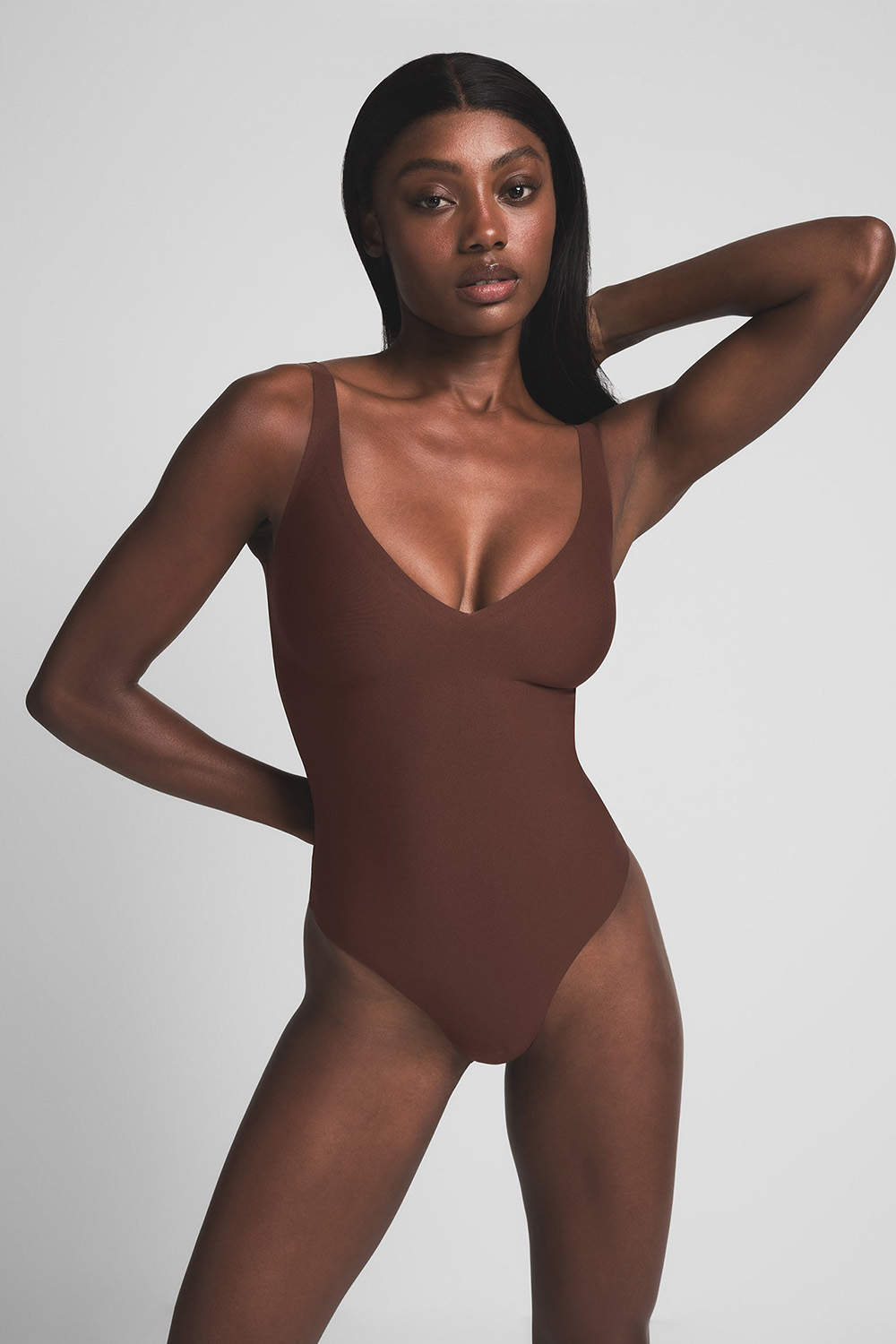 תמונת דוגמן קידמית של CORE SCULPT PLUNGE THONG BODYSUIT