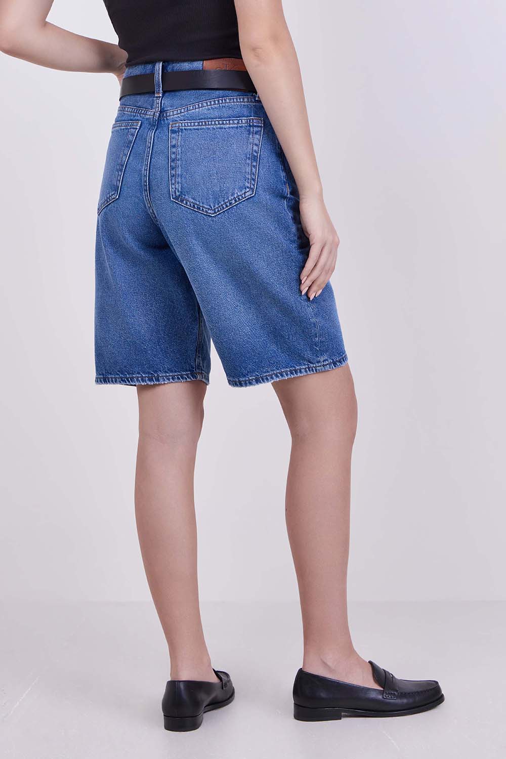 תמונת דוגמן אחורית של מכנסי ג'ינס קצרים