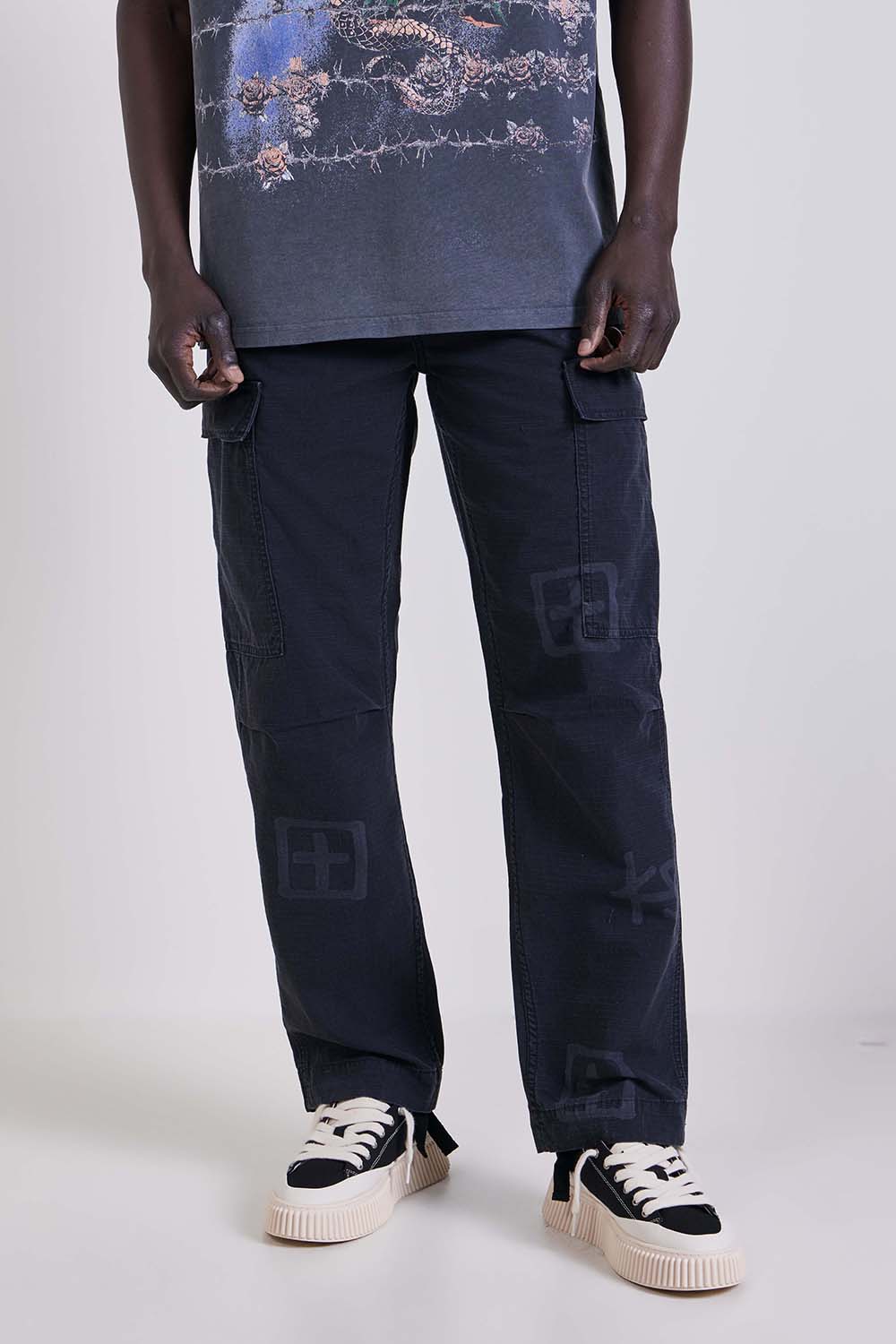 תמונת דוגמן קידמית של מכנסי קרגו