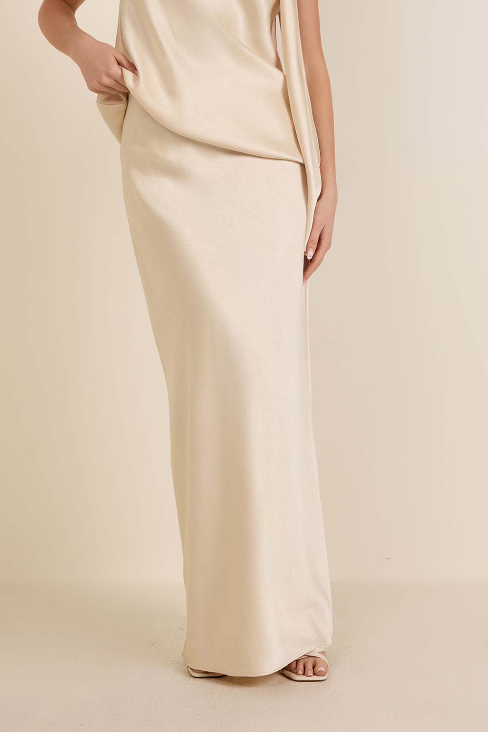 תמונת דוגמן קידמית של חצאית מקסי סאטן