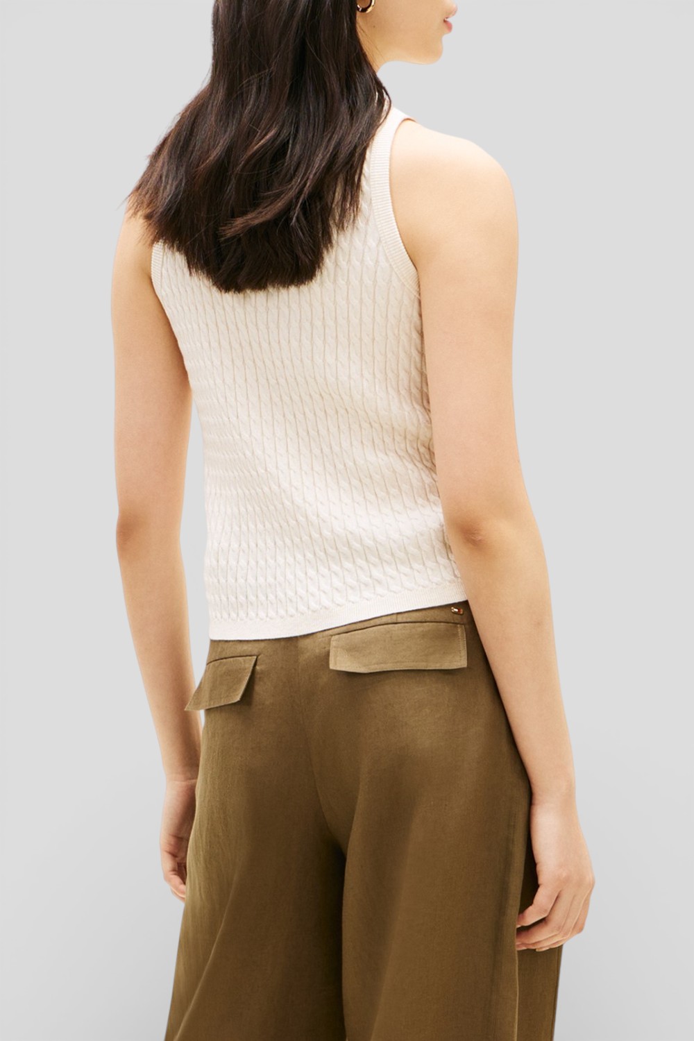 תמונת דוגמן אחורית של גופיית סריג