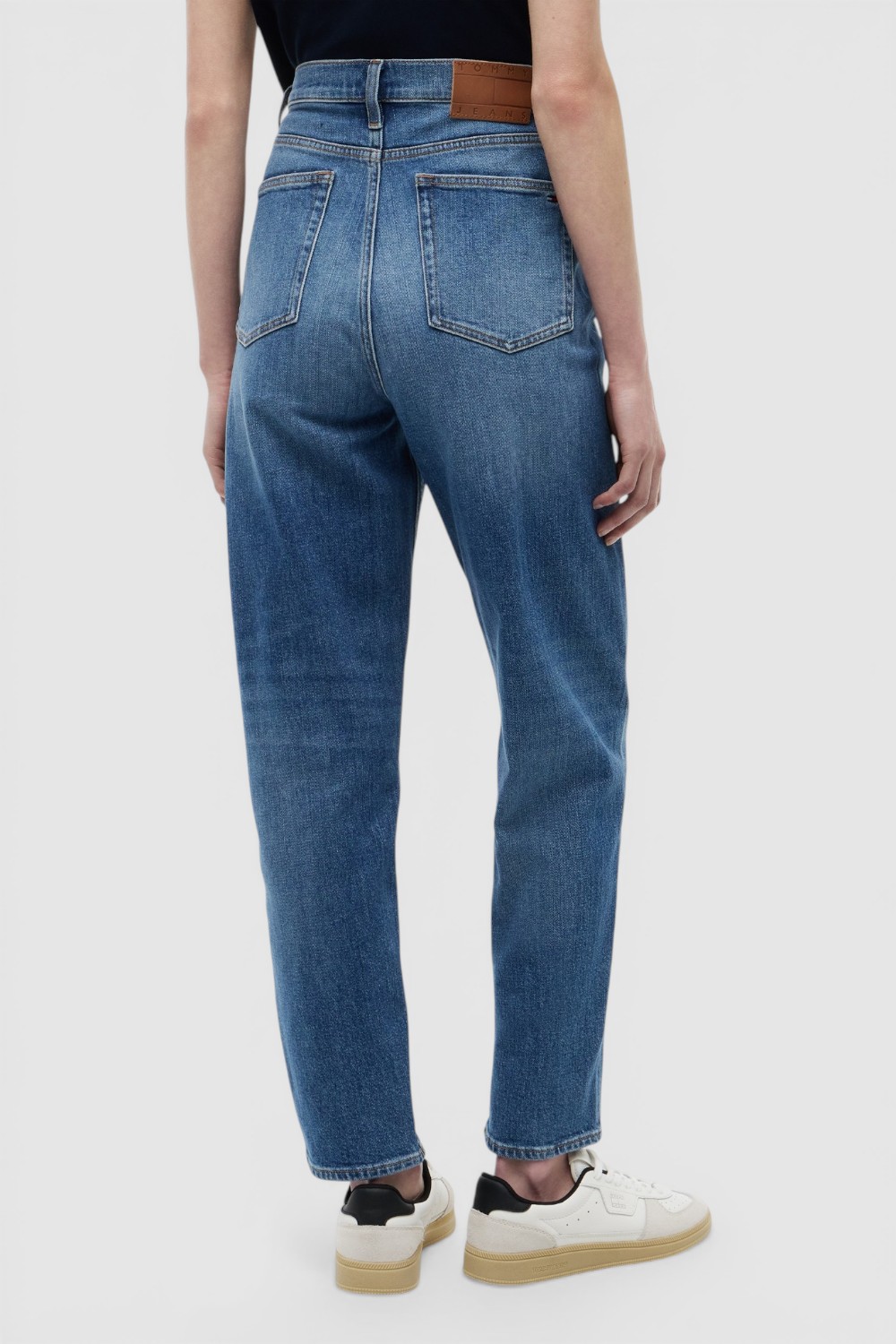 תמונת דוגמן אחורית של מכנסי ג'ינס Mom Fit