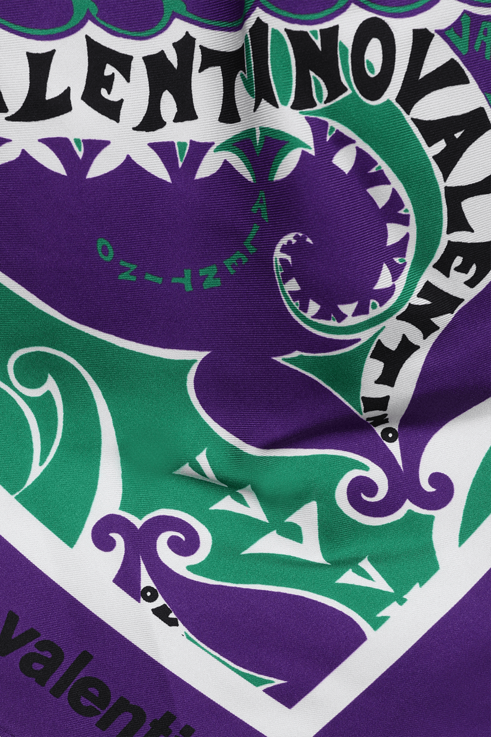 תמונת תקריב של טופ משי עם קשירה