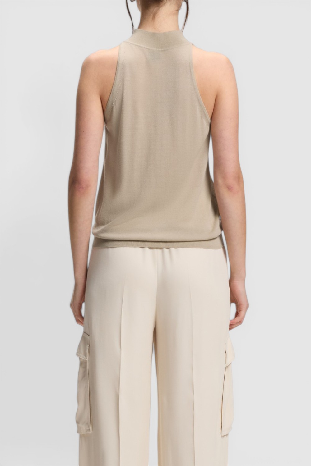 תמונת דוגמן אחורית של גופייה בגזרה ישרה