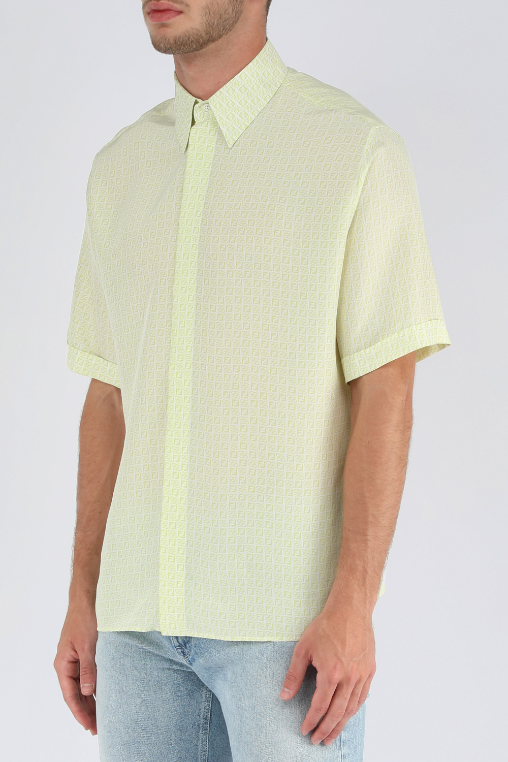 תמונת דוגמן קידמית של חולצה מכופתרת קצרה צהובה עם פרינט קארליגרפי