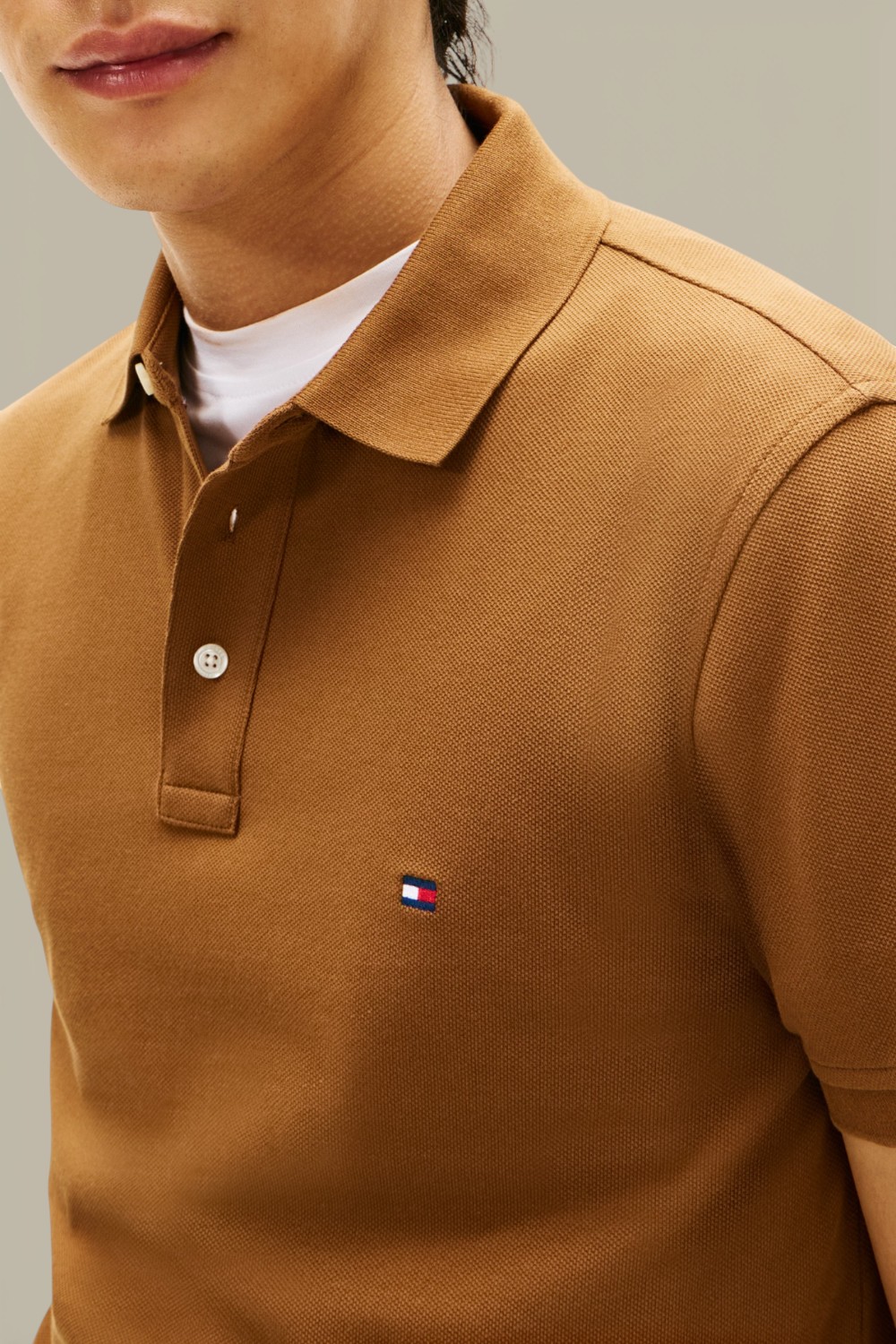 תמונת תקריב דוגמן של חולצת פולו סלים פיט 1985