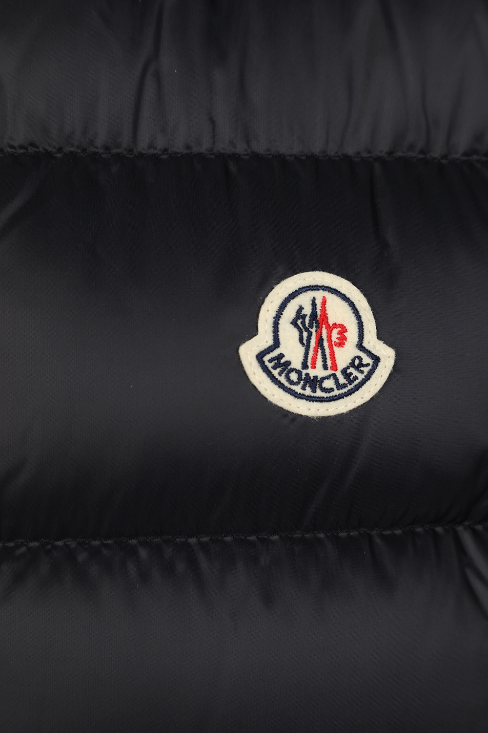 תמונה אחורית של מעיל וסט פאפר עם סגירת רוכסן בגוון שחור