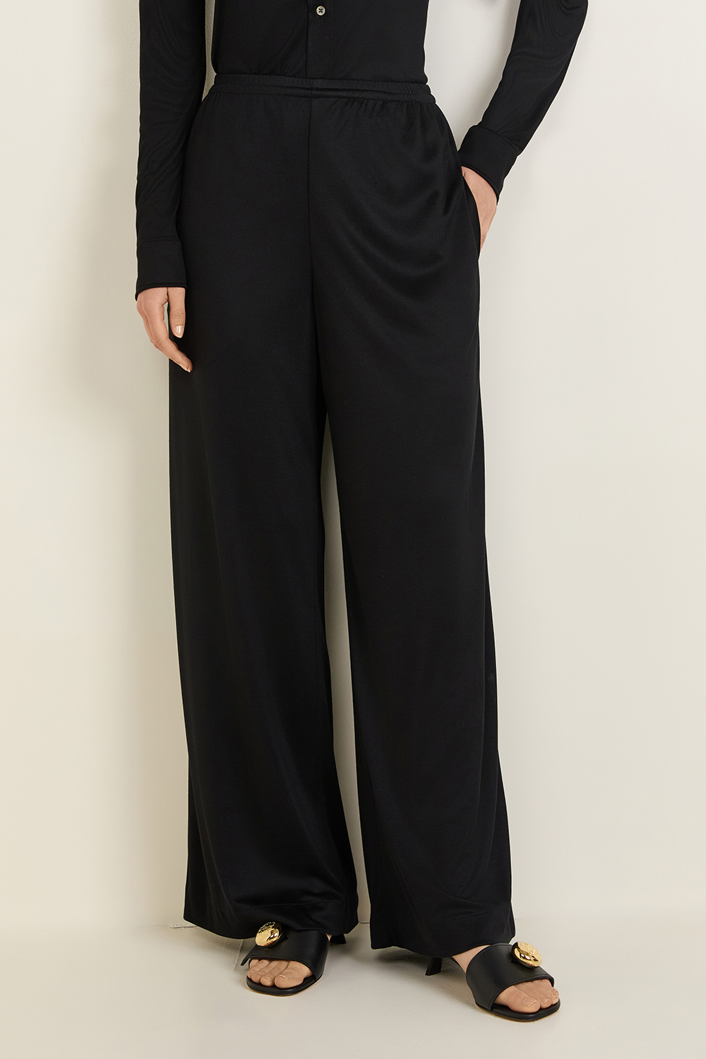 תמונת דוגמן קידמית של מכנסיים ארוכים