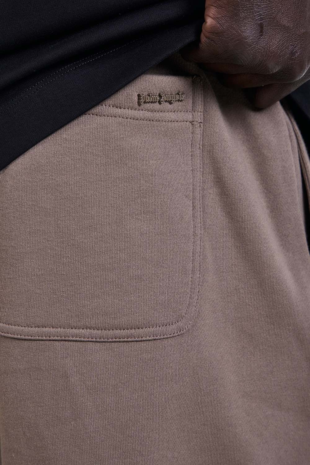 תמונת תקריב דוגמן של מכנסי ג'וגר קצרים