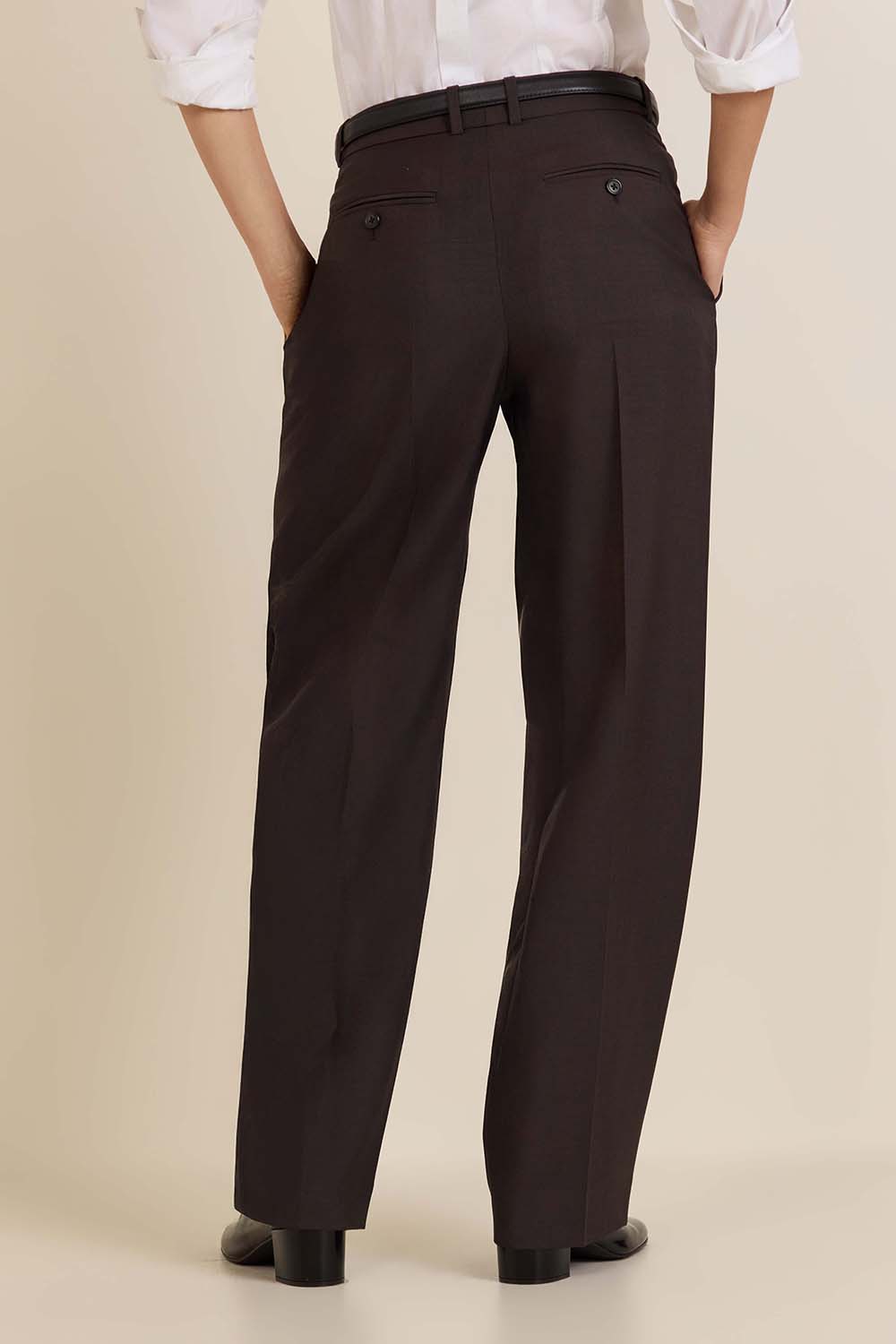 תמונת דוגמן אחורית של מכנסיים מחוייטים