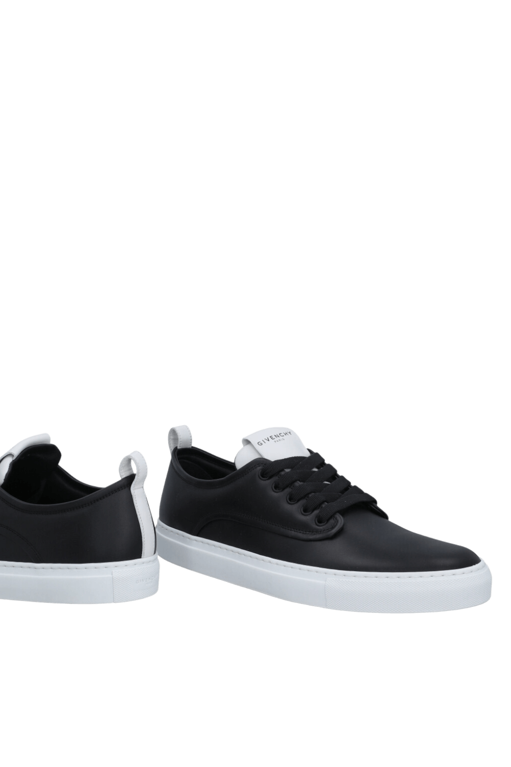 תמונת תקריב של נעלי סניקרס עור