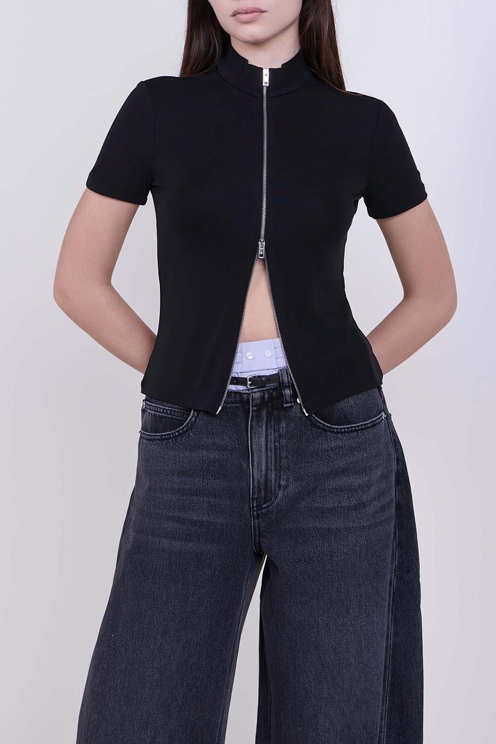 תמונת דוגמן קידמית של חולצת טי רוכסן