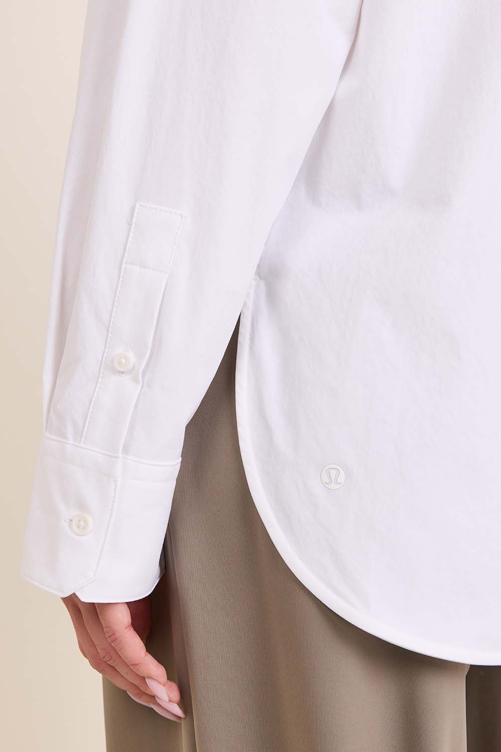 תמונת תקריב דוגמן של Woven Relaxed-Fit Button Up Shirt