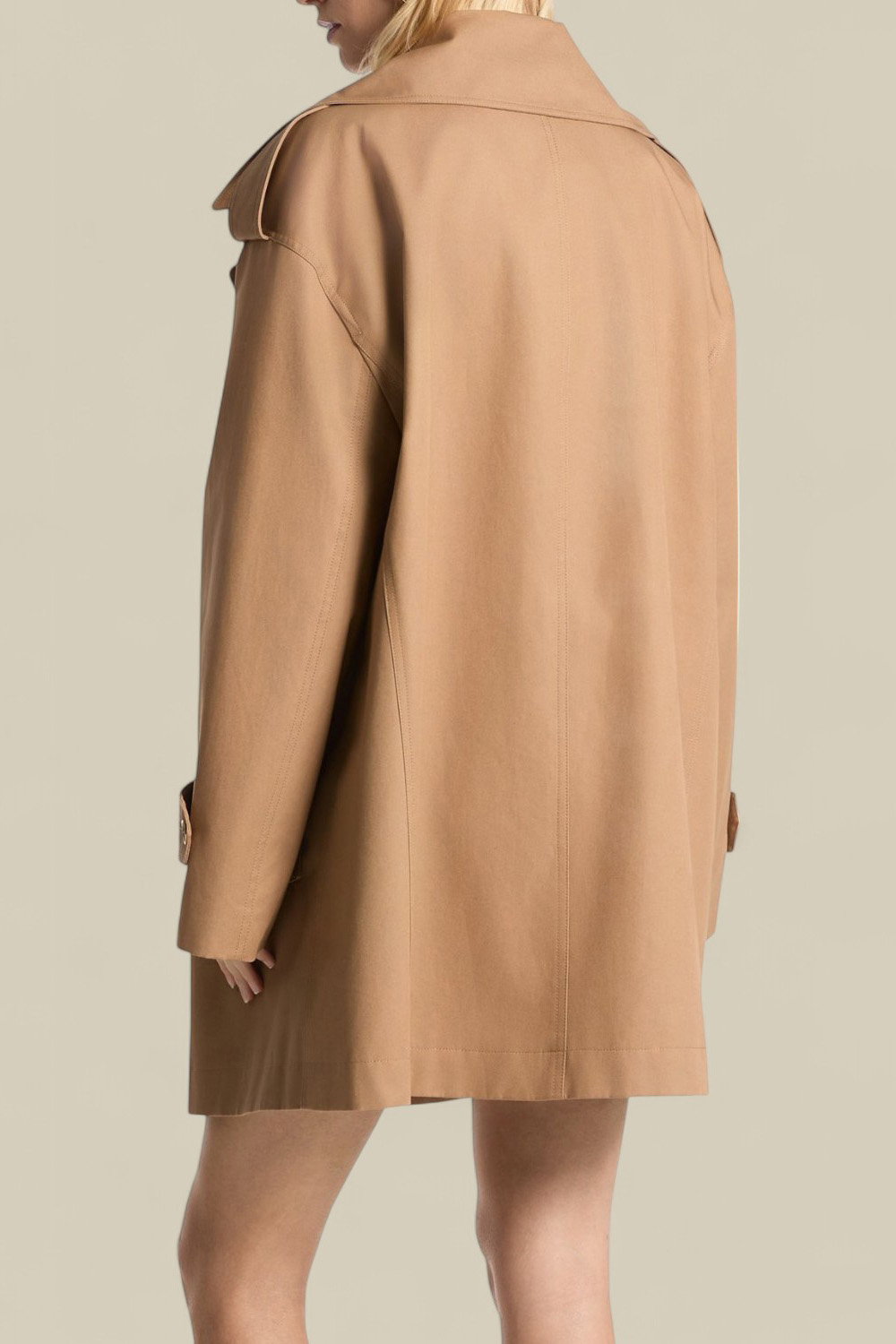 תמונת דוגמן אחורית של מעיל טרנץ' אוברסייז