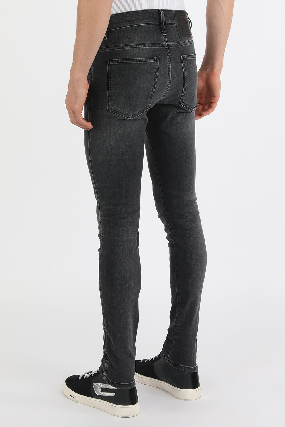 תמונת דוגמן אחורית של מכנסי סקיני ג'ינס בשטיפה כהה