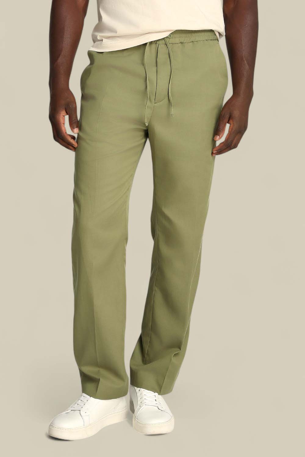 תמונת דוגמן קידמית של מכנסי צ'ינו