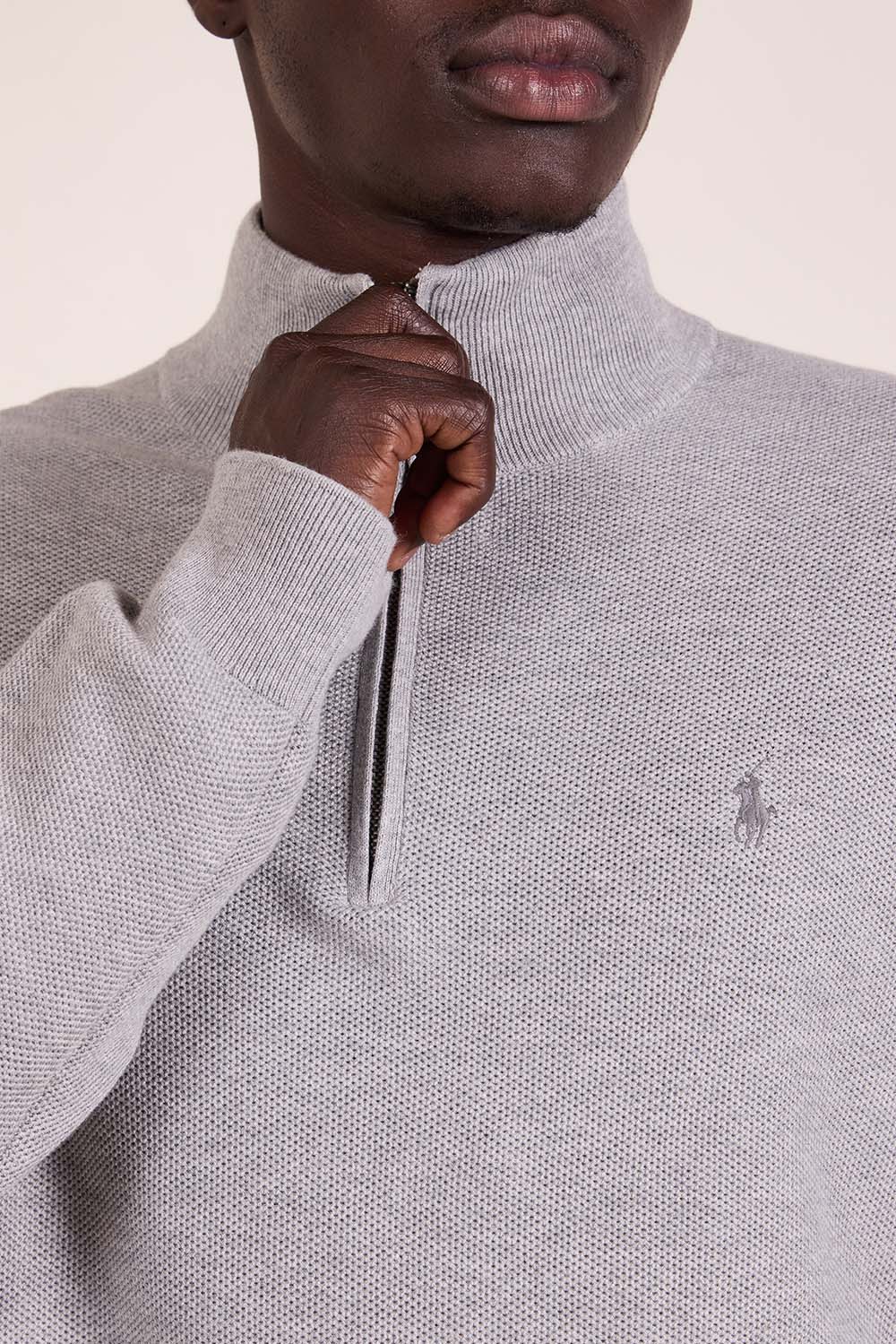 תמונת תקריב דוגמן של סוודר פולו