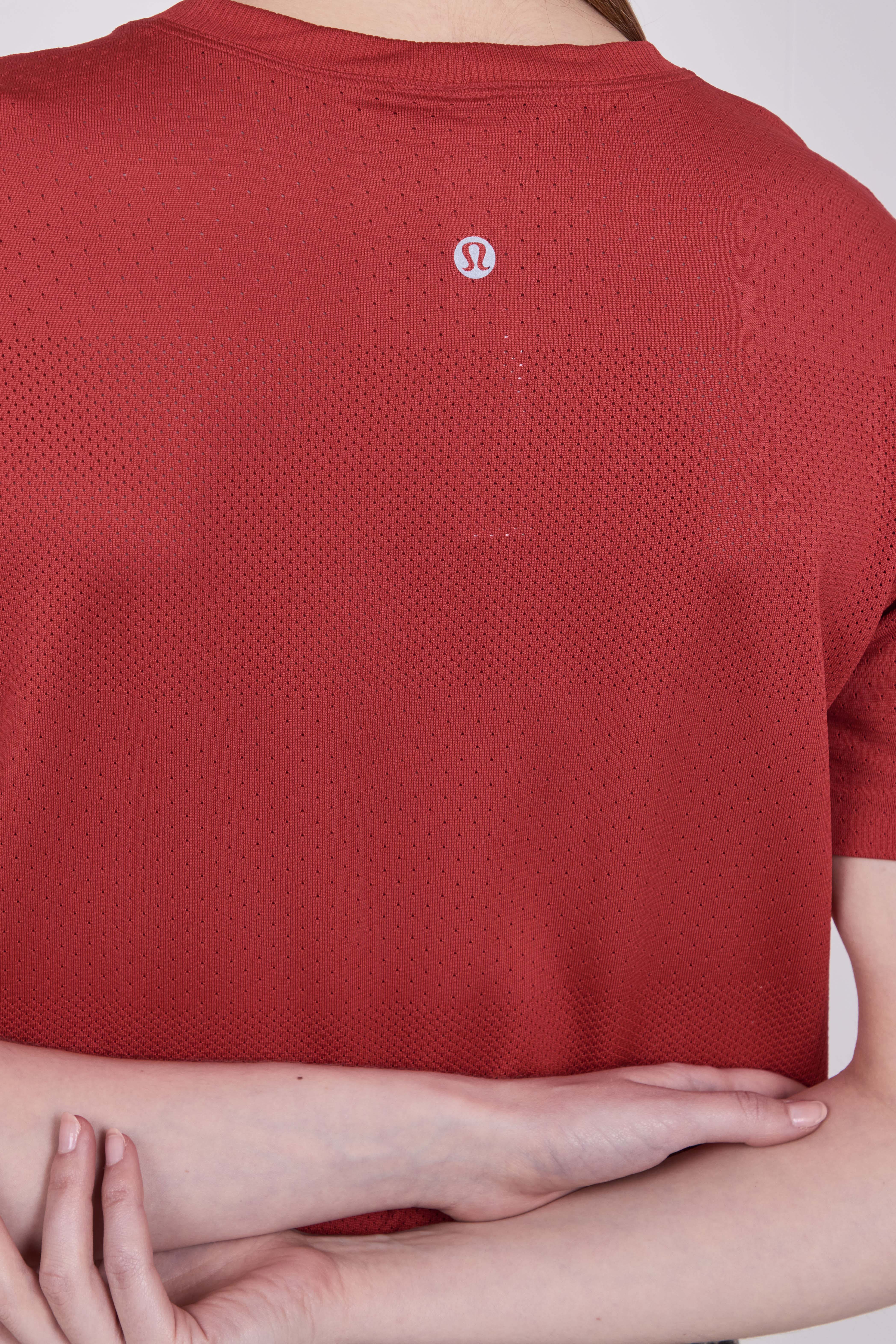 תמונת תקריב דוגמן של Swiftly Perforated Stripe Short Sleeve