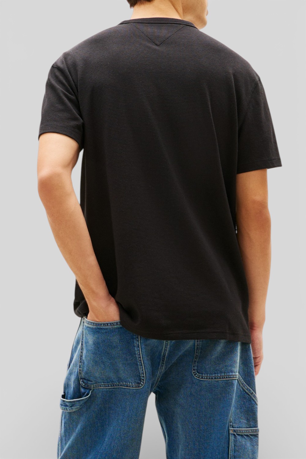 תמונת דוגמן אחורית של חולצת טי בגזרת סלים