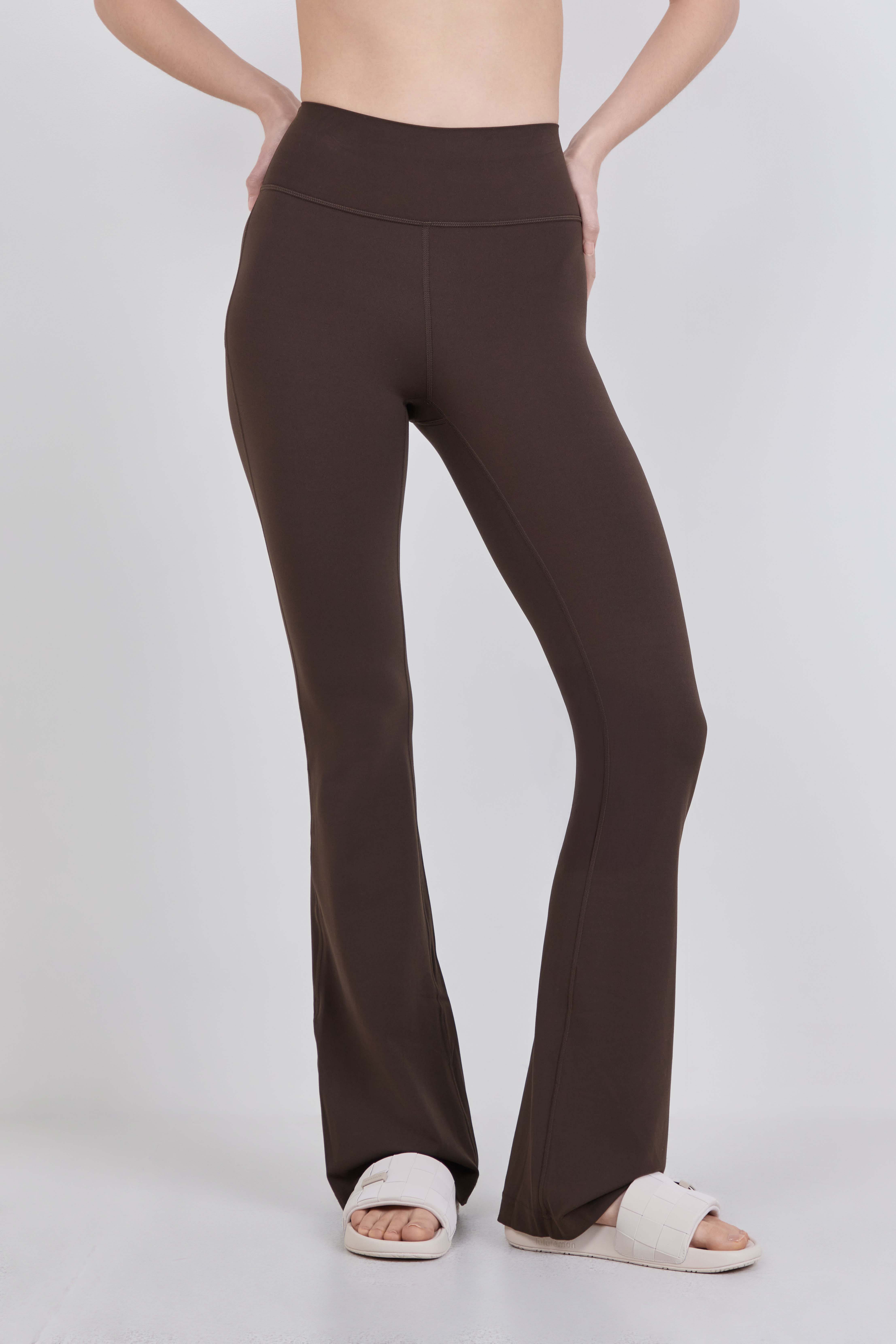 תמונת דוגמן קידמית של Groove Nulu High-Rise Flared Pant Regular