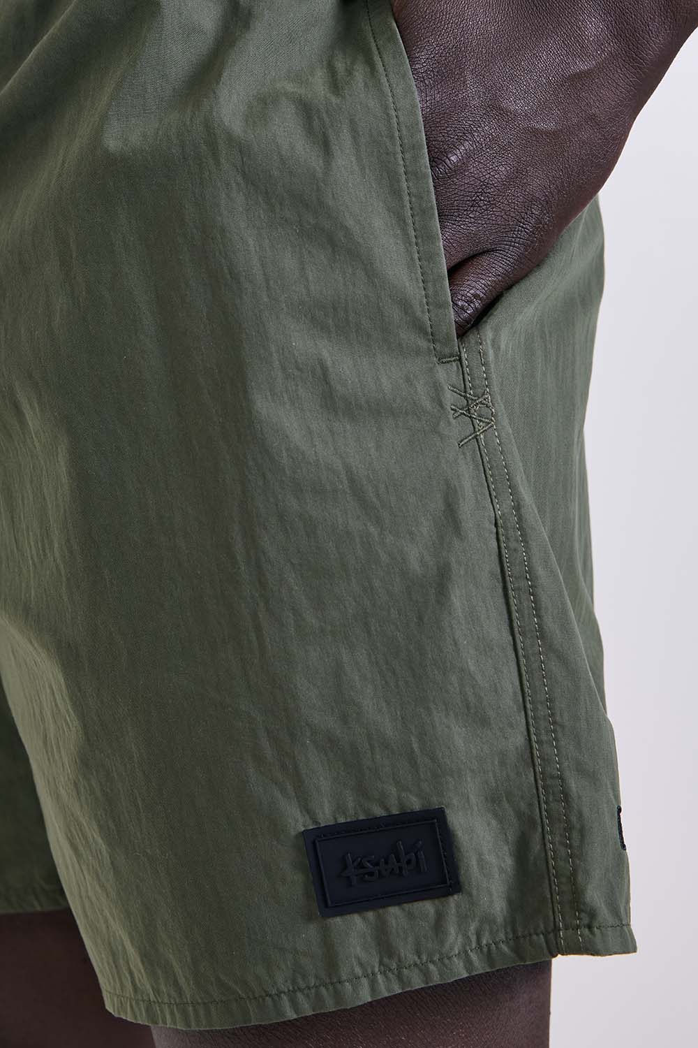 תמונת תקריב דוגמן של מכנסי בגד ים