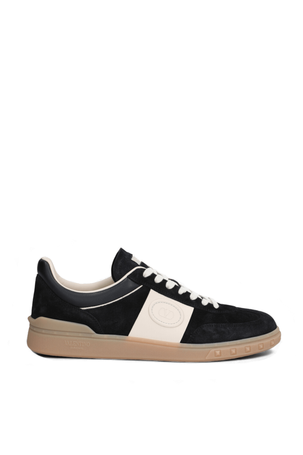 תמונה קידמית של נעלי סניקרס