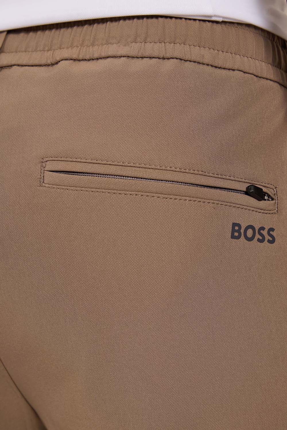 תמונת תקריב דוגמן של מכנסי ג'וגר מחוייטים