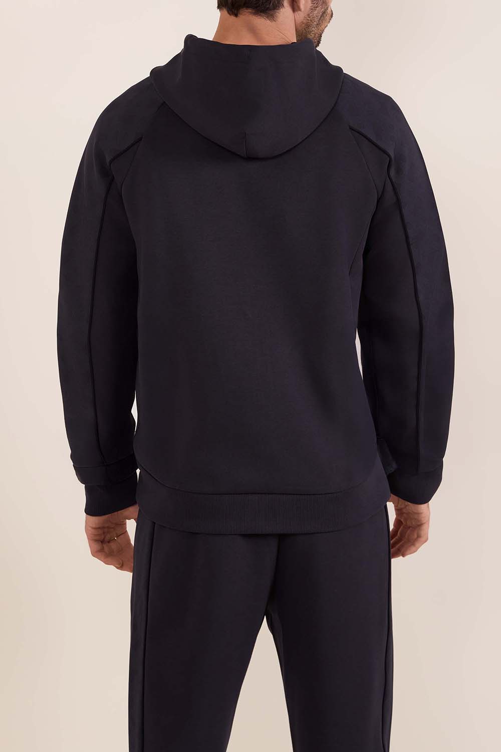 תמונת דוגמן אחורית של חליפת טרנינג