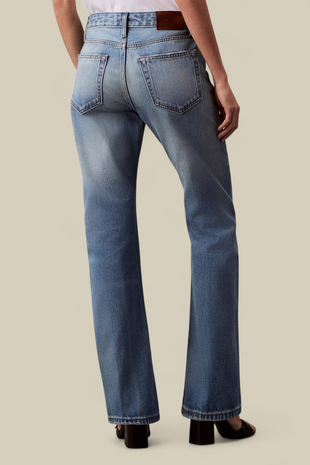 תמונת דוגמן אחורית של מכנסי ג'ינס בגזרה משוחררת