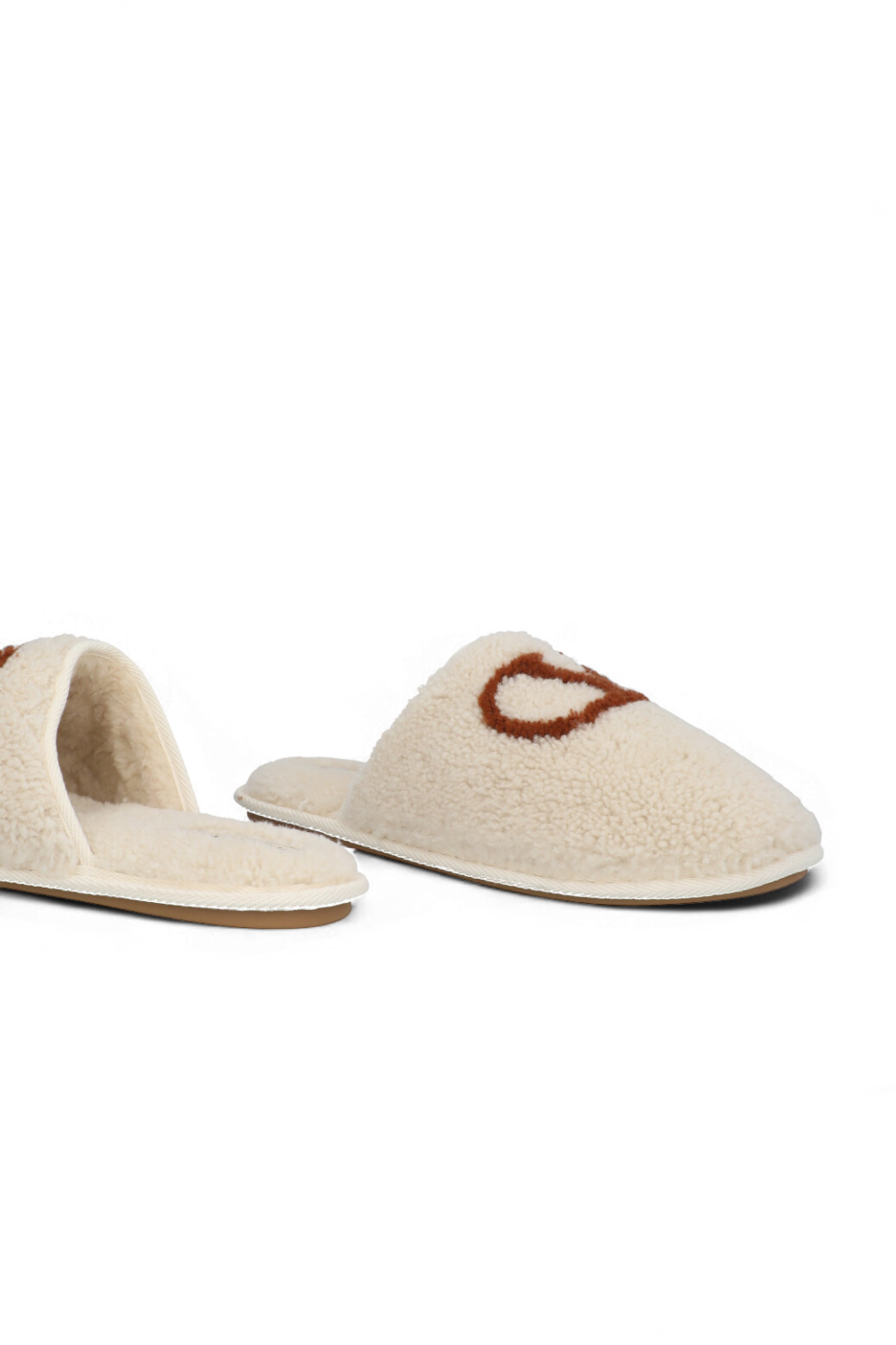 תמונת תקריב של נעלי בית