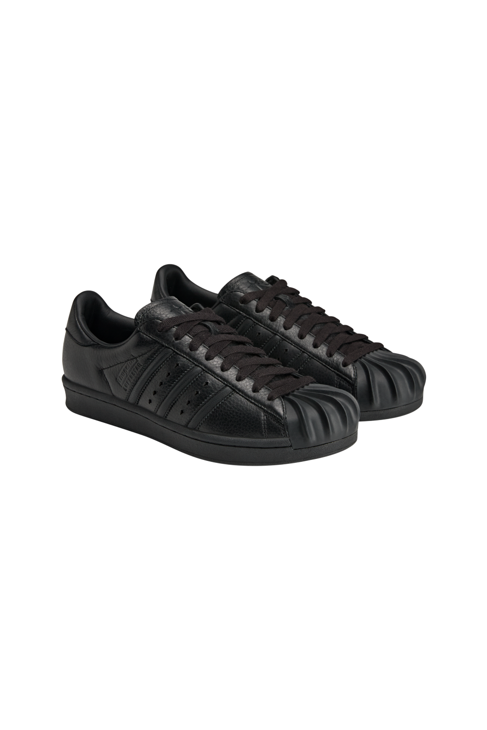 תמונת תקריב של סופרסטאר וינטג&rsquo; טי־סי אדידס X ת&rsquo;אג קלאב