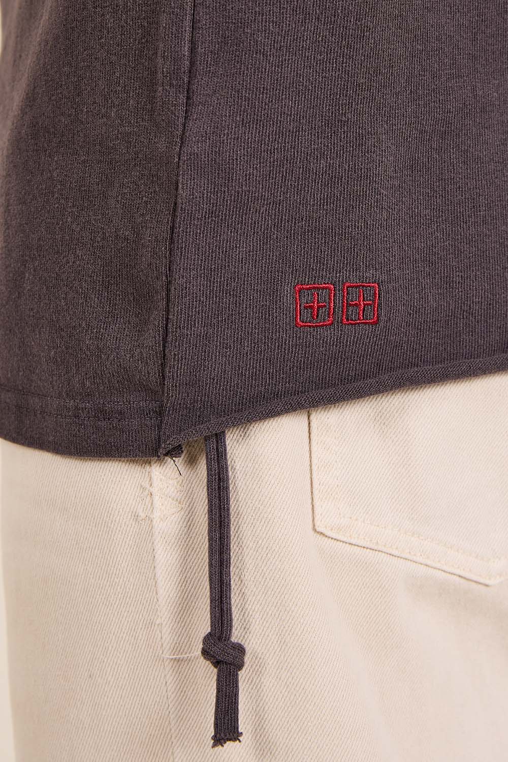 תמונת דוגמן אחורית של חולצת טי