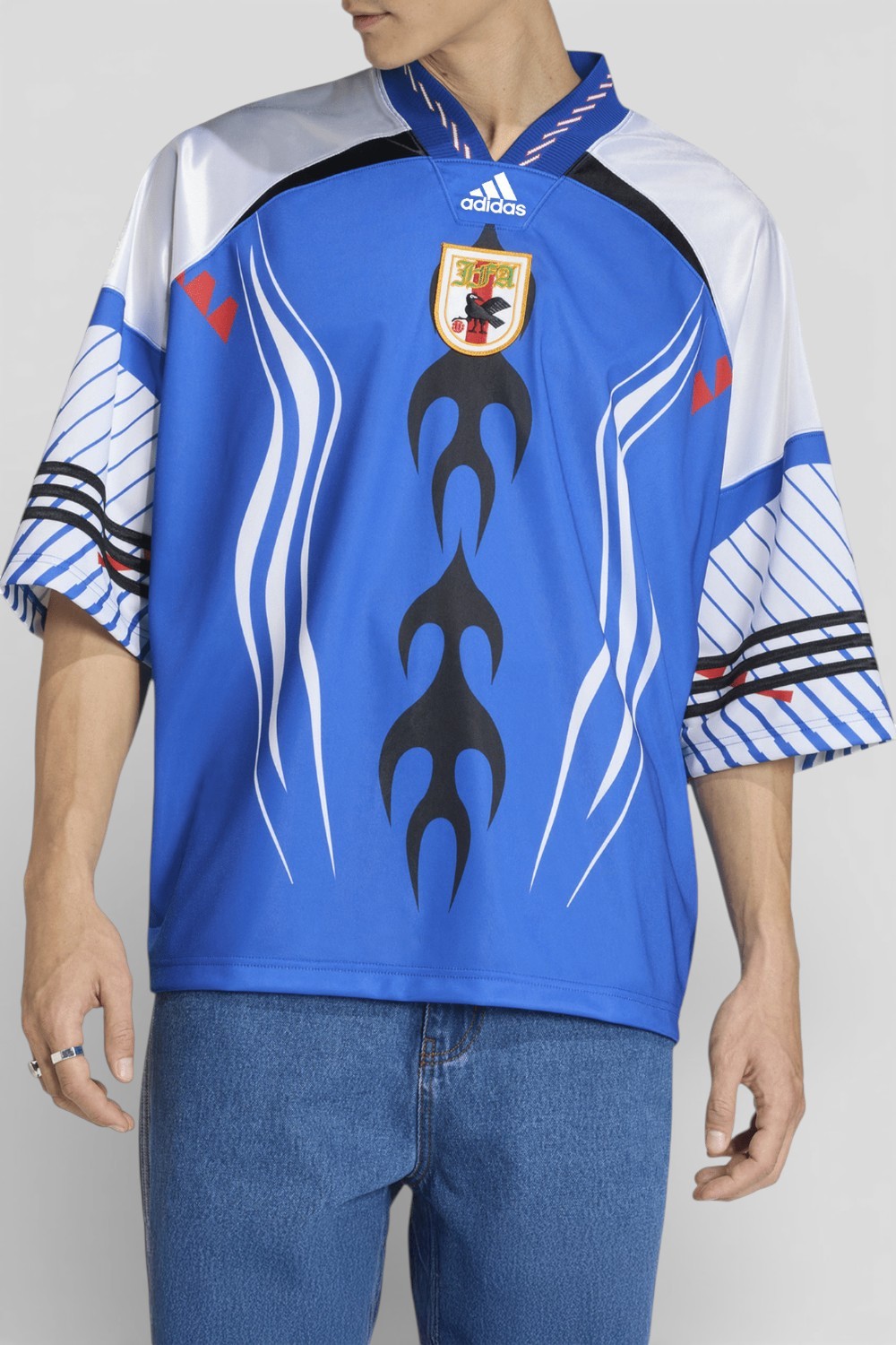 תמונת דוגמן קידמית של חולצת טי אוברסייז