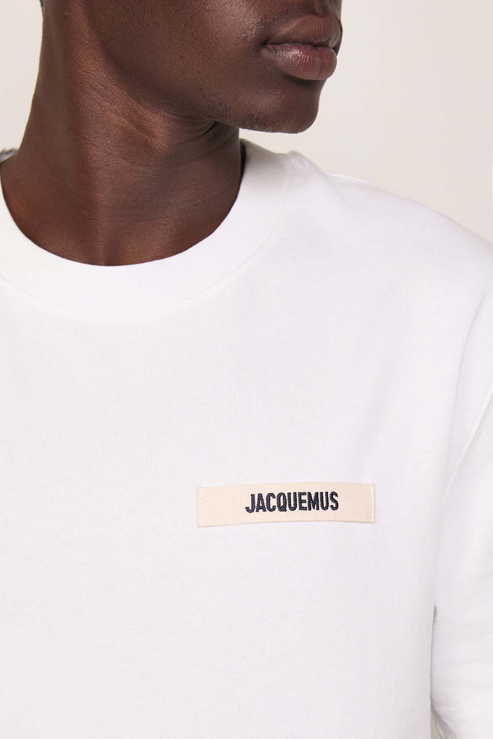 תמונת דוגמן אחורית של חולצת טי