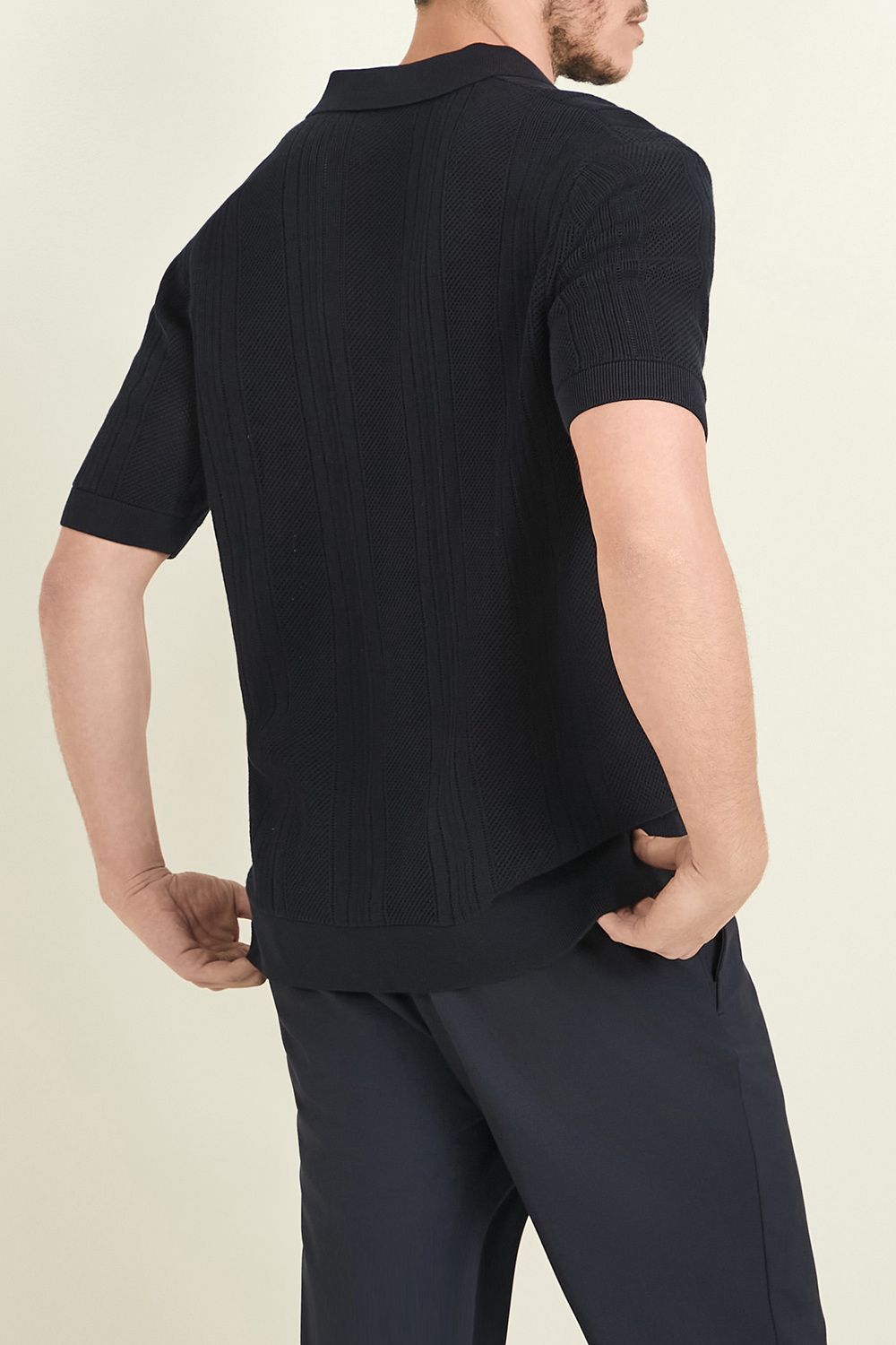 תמונת דוגמן אחורית של חולצת פולו ארוגה